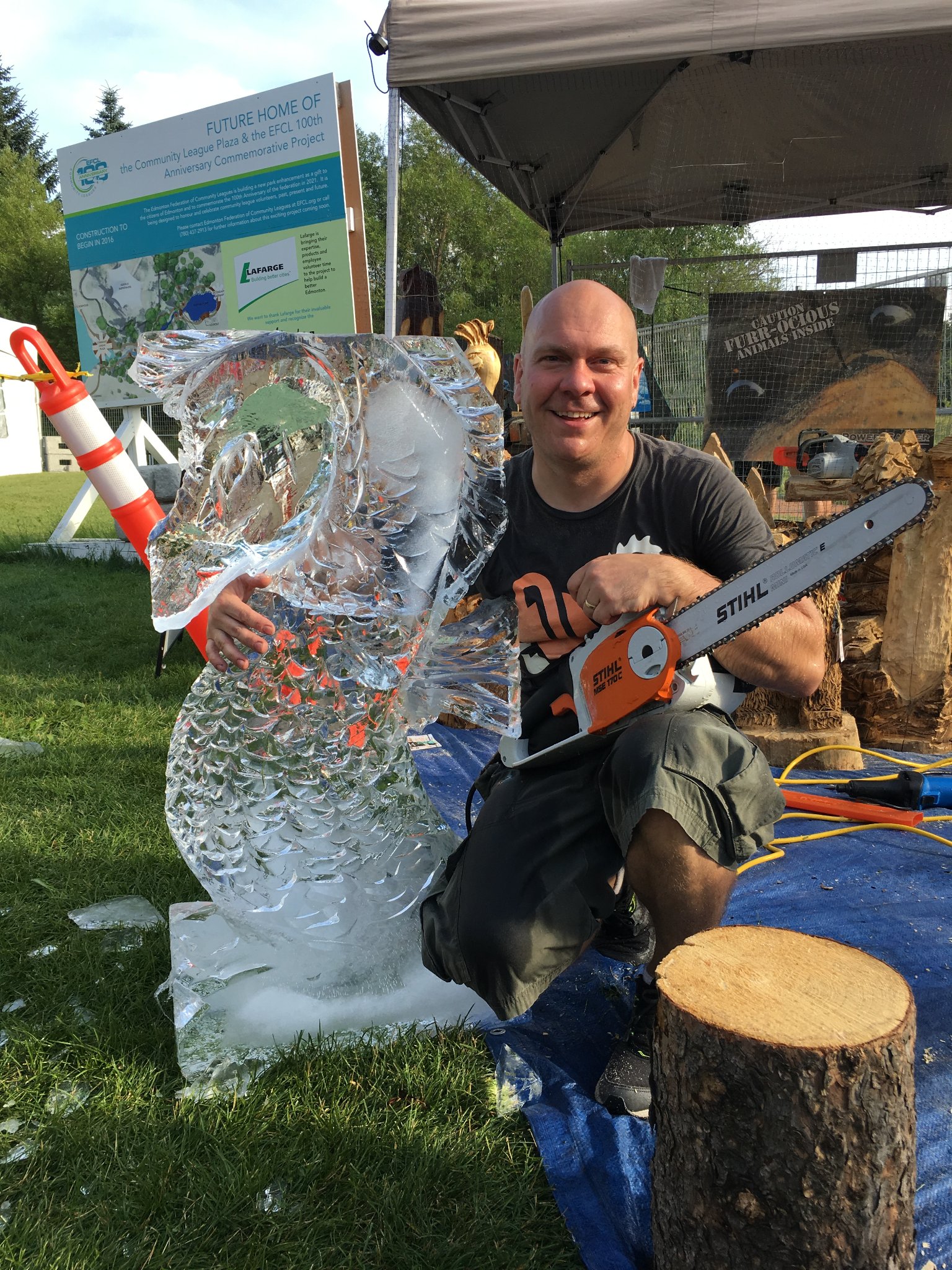 Sculptor at Interstellar Rodeo with chainsaw